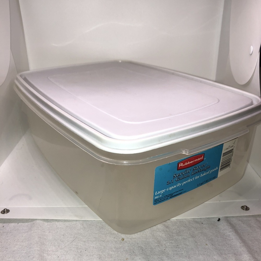 Rubbermaid Servin' Saver Rectangle #8 Storage Container 33 Cups 2.1 Gallon 2001